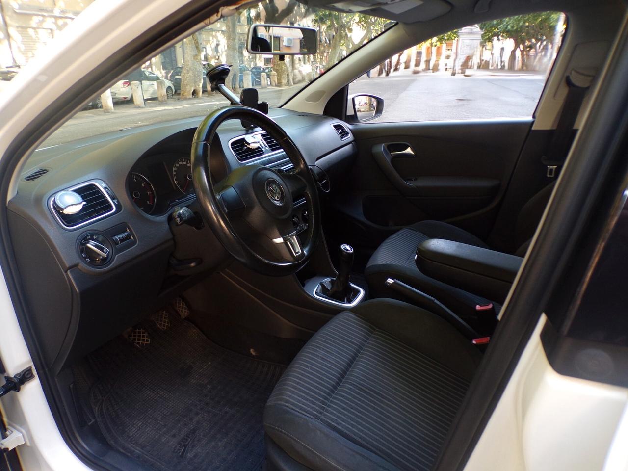 AUTO VOLKSWAGEN POLO 5P COMFORTLINE BI-FUEL DEL 2010 CON 227.500 KM