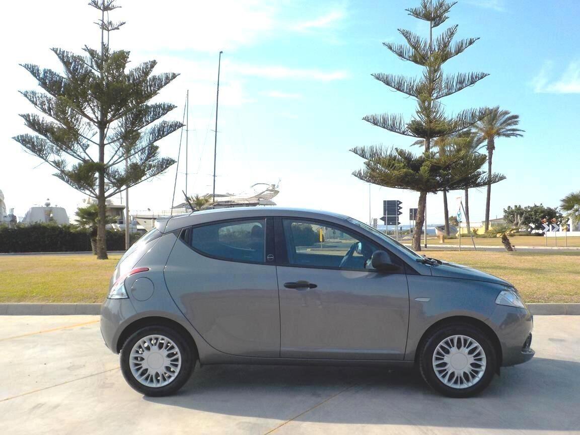 Lancia Ypsilon 1.0 FireFly 5 porte S&S Hybrid Ecochic Silver