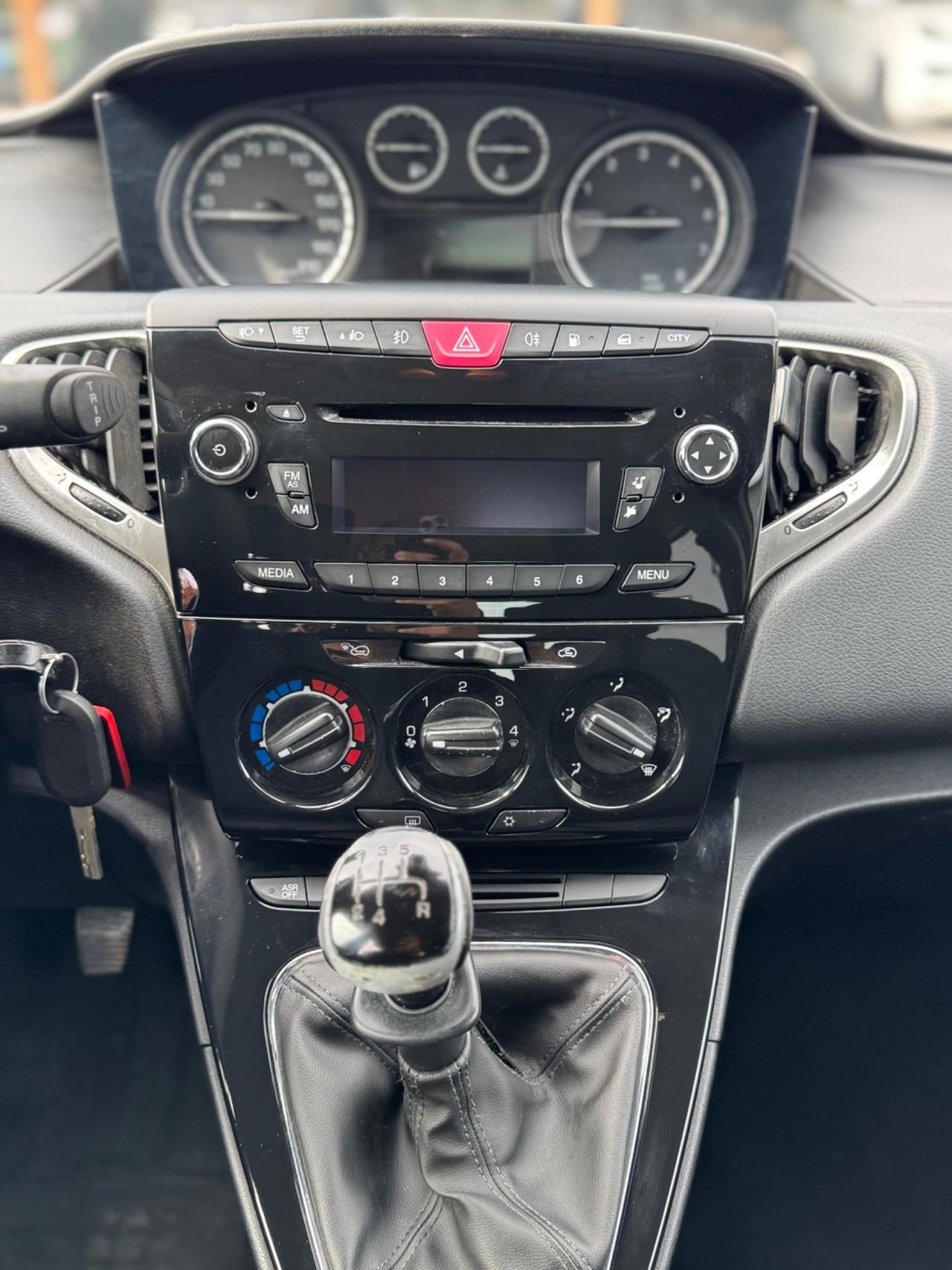 Ypsilon 1.2 69 CV 5 porte GPL Ecochic Silver