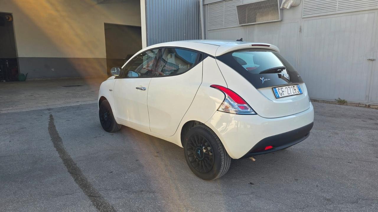 Lancia Ypsilon 1.0 FireFly 5 porte S&S Hybrid Ecochic Silver
