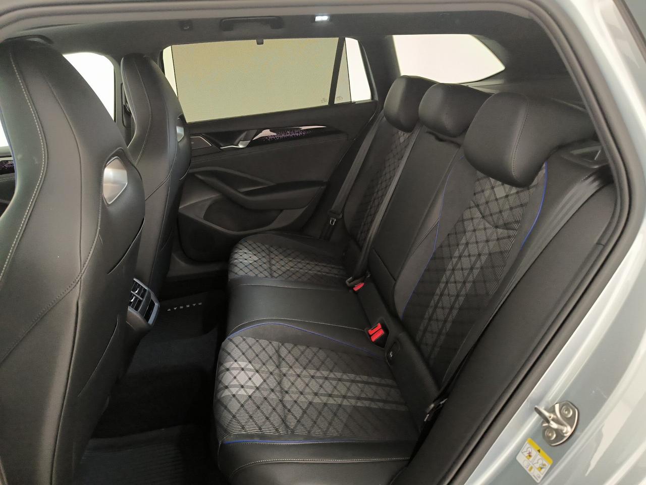 Volkswagen Passat 2.0 tdi scr r-line plus 150cv dsg