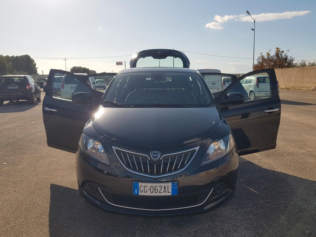 Lancia Ypsilon 1.0 FireFly 5/P Hybrid Ecochic Silver