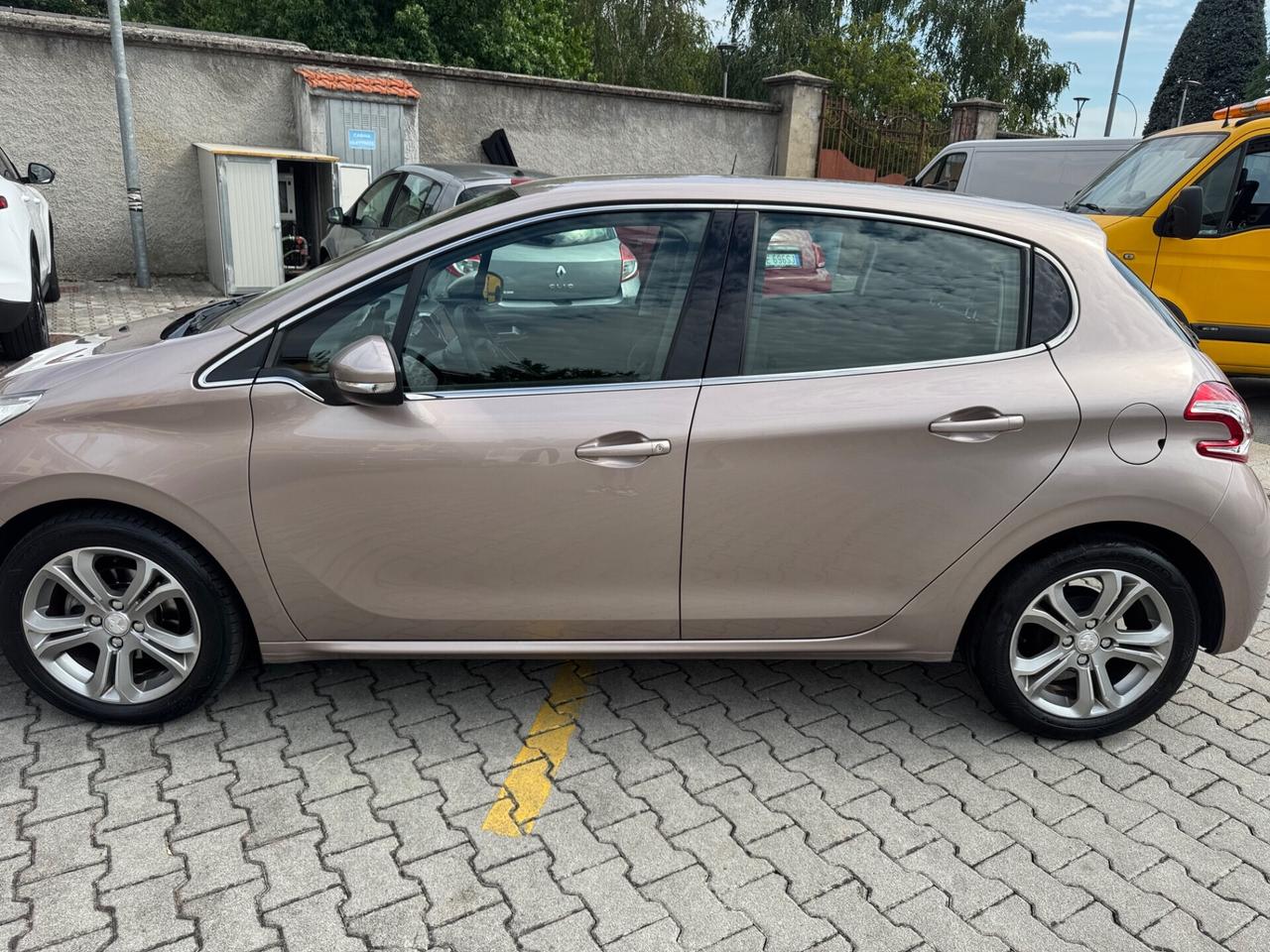 Peugeot 208 1.4 e-HDi 92 CV 5 porte neopatentati