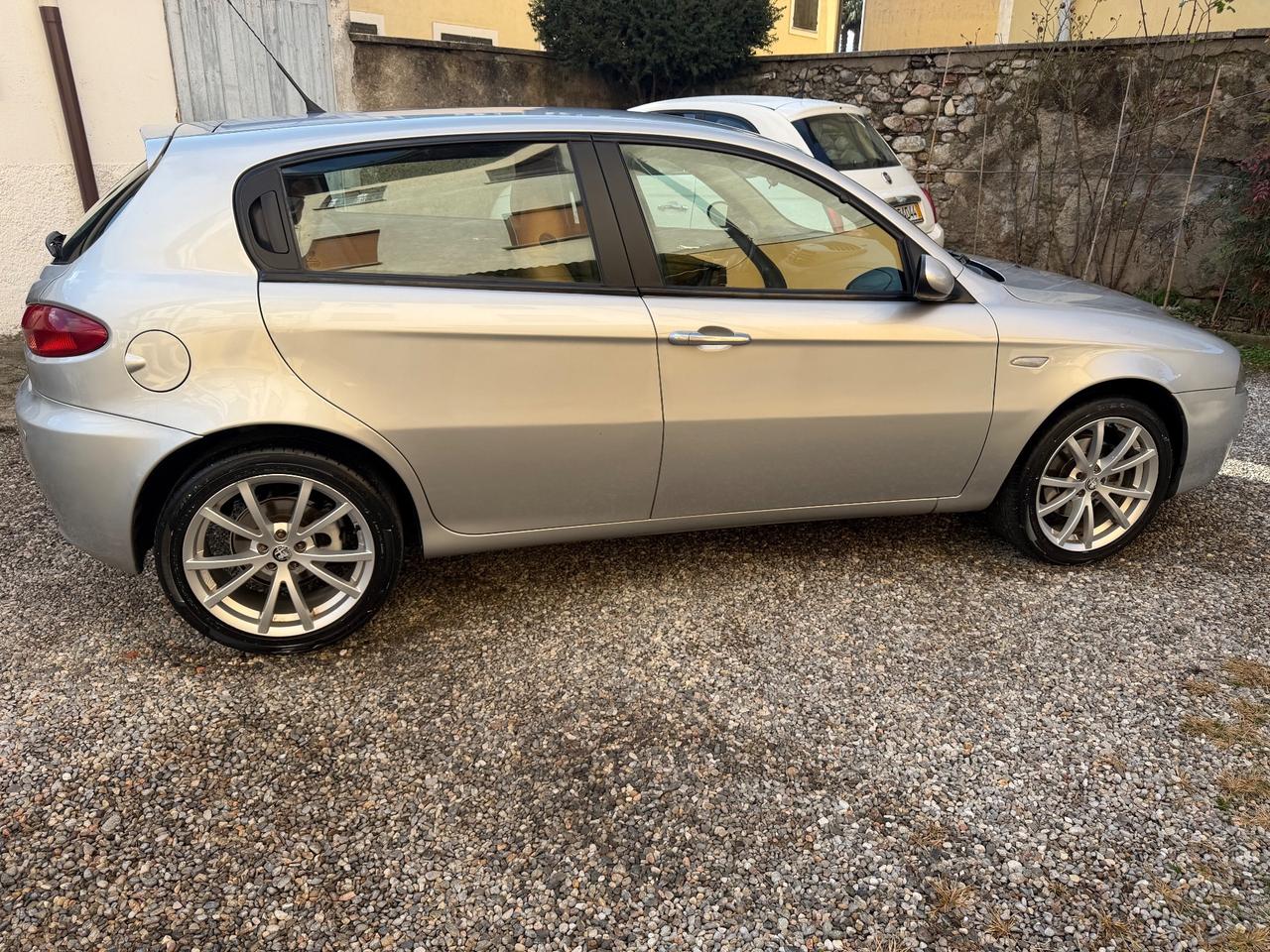 Alfa Romeo 147 1.9 JTD M-JET 16V 5 porte Black Line