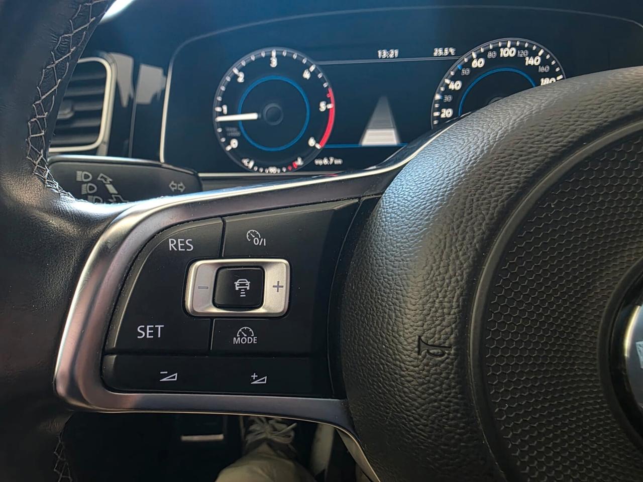 Volkswagen Golf 7.5 R-Line 1.6tdi VIRTUAL FARI LED