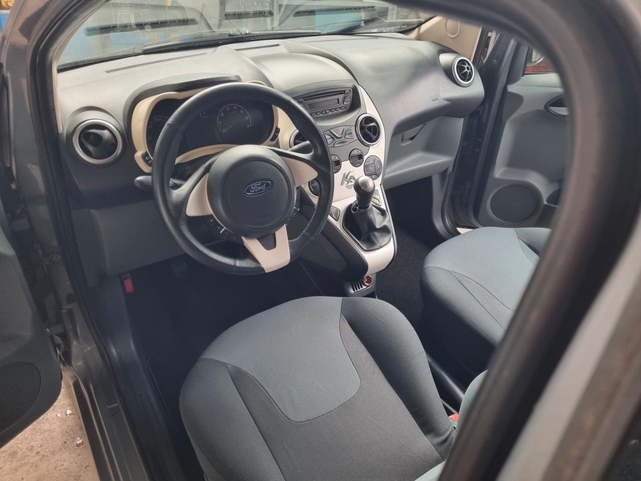 Ford Ka 1.2 8V 69CV Titanium, solo 61.000 km! GARANZIA!