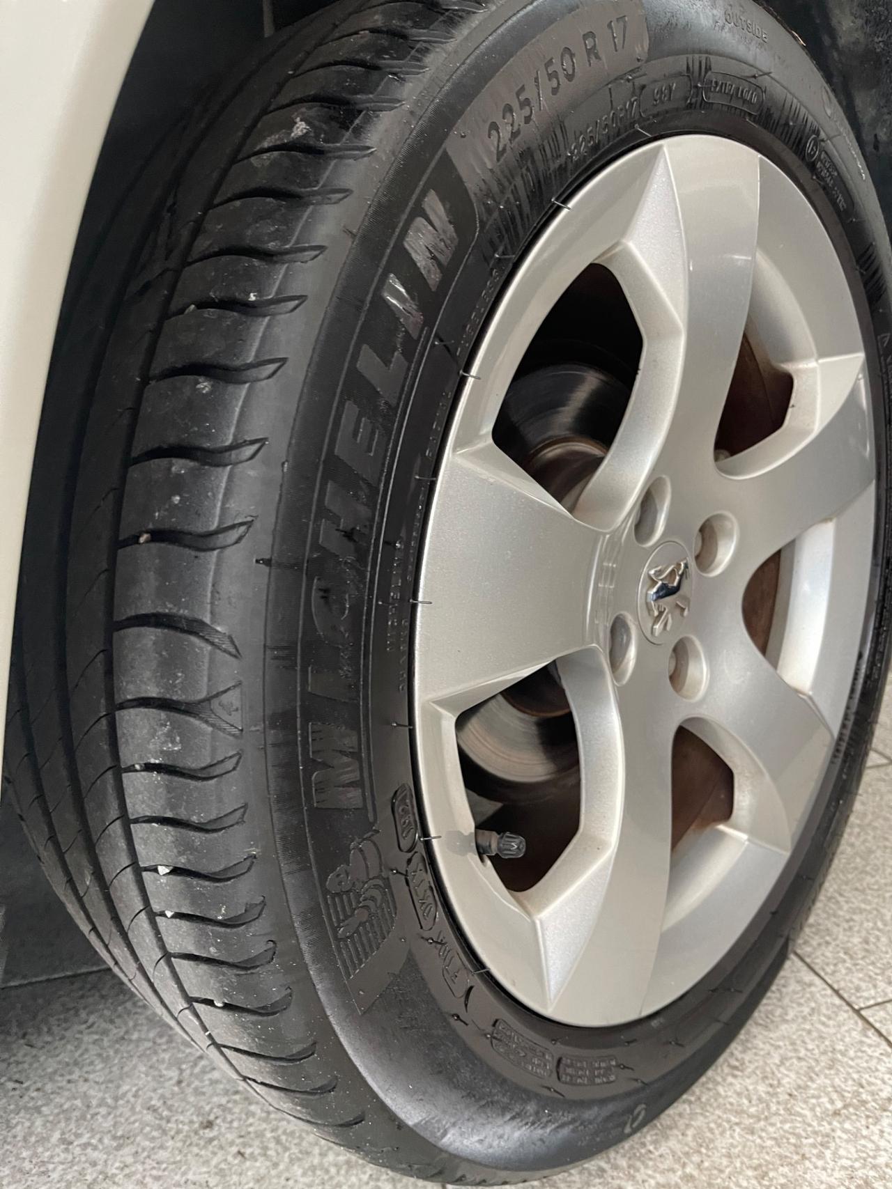 Peugeot 3008 1.6 HDi 110CV cambio robotizzato Premium