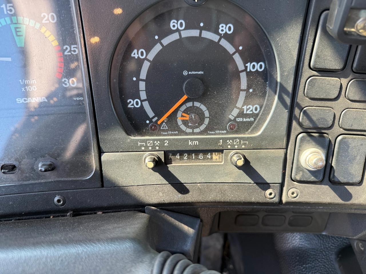 Scania P93.220 Cisterna bitume con asfaltatrice