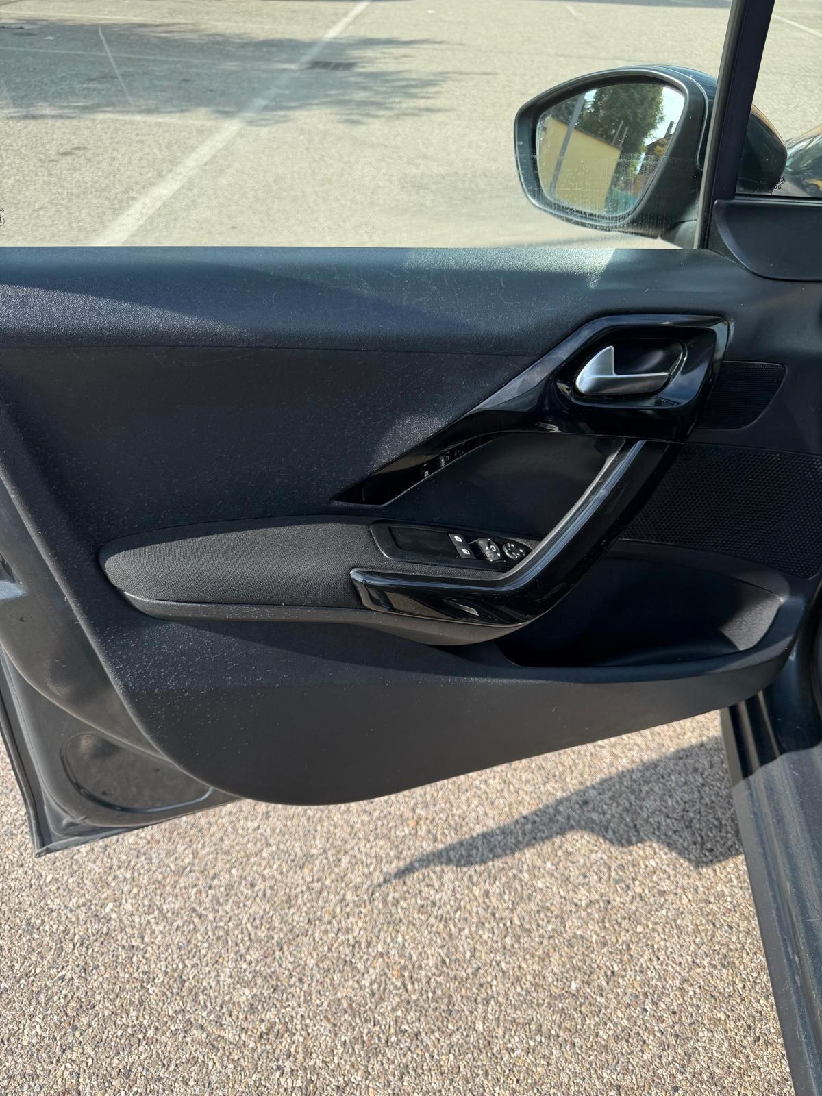 Peugeot 208 1.2 GPL - NEOPATENTATI - 12 MESI DI GARANZIA -