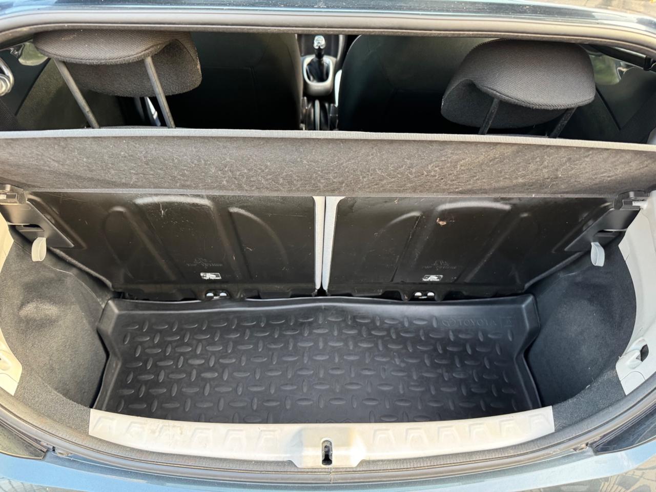 Toyota Aygo retrocamera tagliandata Neopatentati