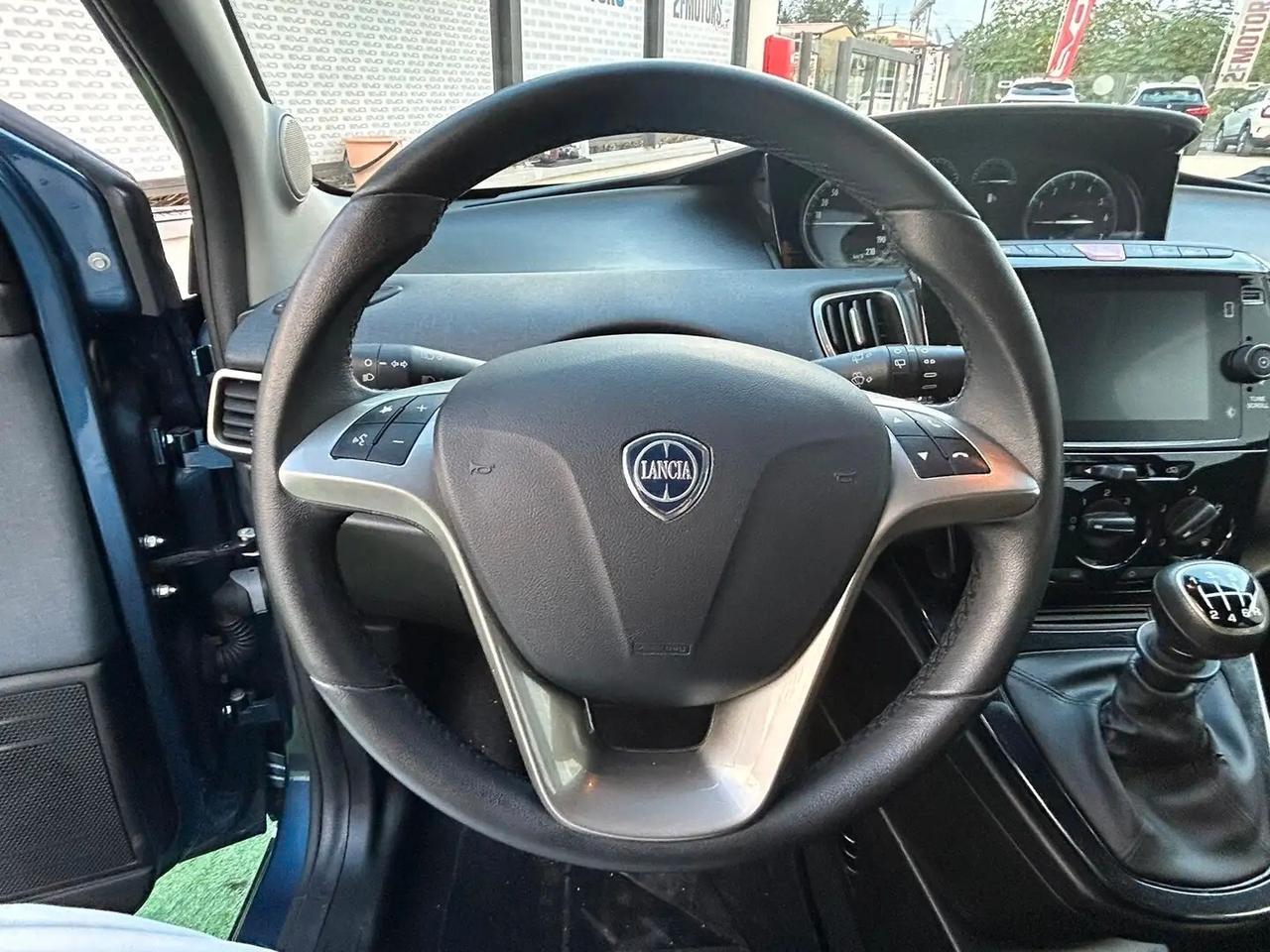 Lancia Ypsilon 1.0 FireFly 5 porte S&S Hybrid Silver