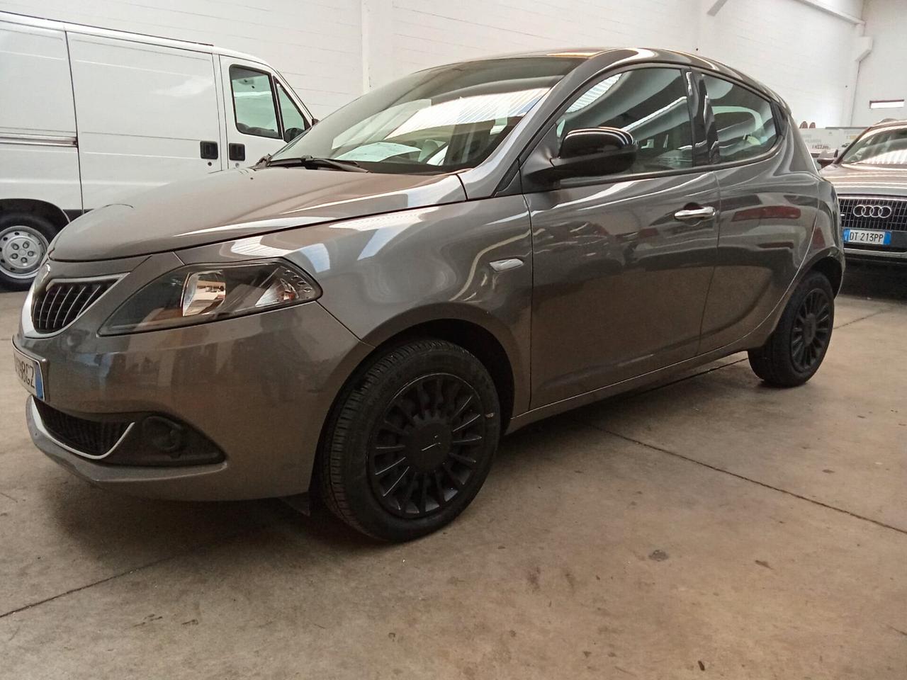 Lancia Ypsilon 1.0 FireFly 5 porte S&S Hybrid Silver