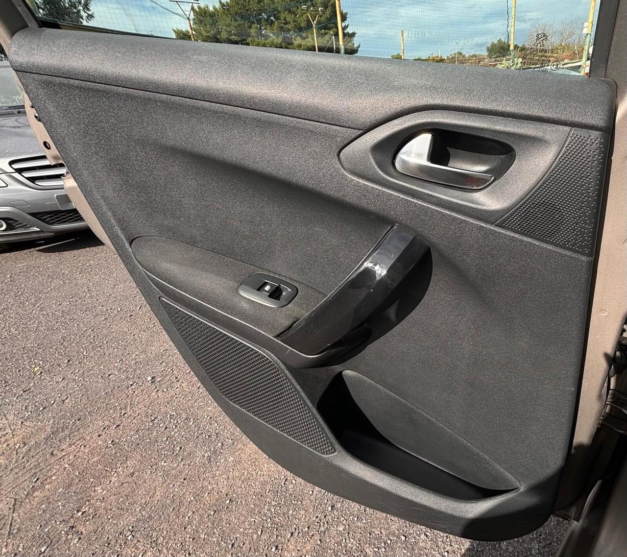 Peugeot 208 BlueHDi 100 5 porte Allure