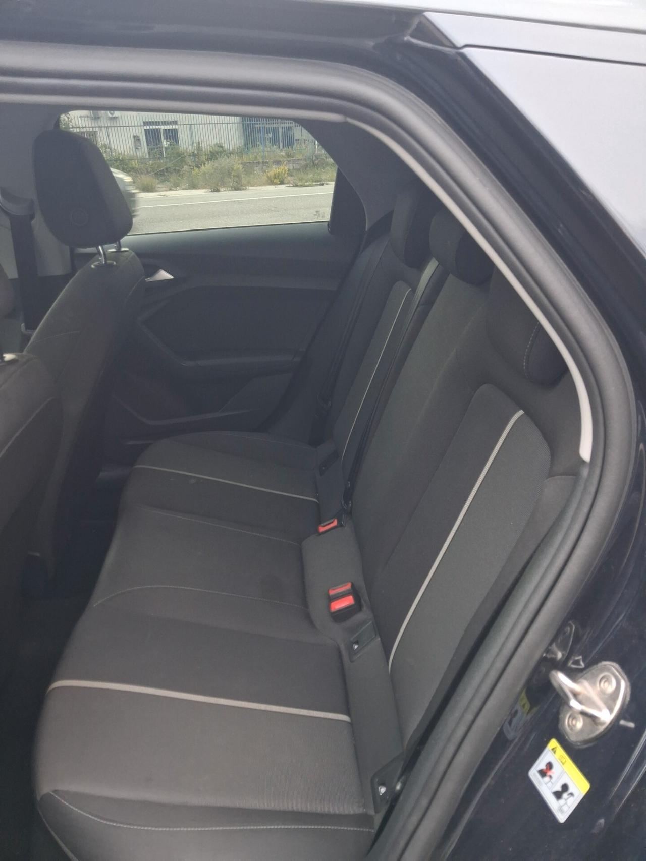Audi A1 citycarver 30 TFSI Identity Contrast