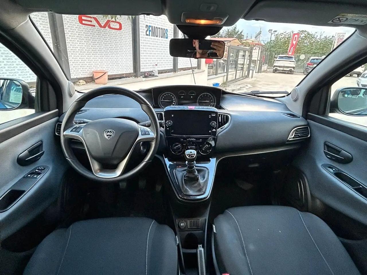 Lancia Ypsilon 1.0 FireFly 5 porte S&S Hybrid Silver