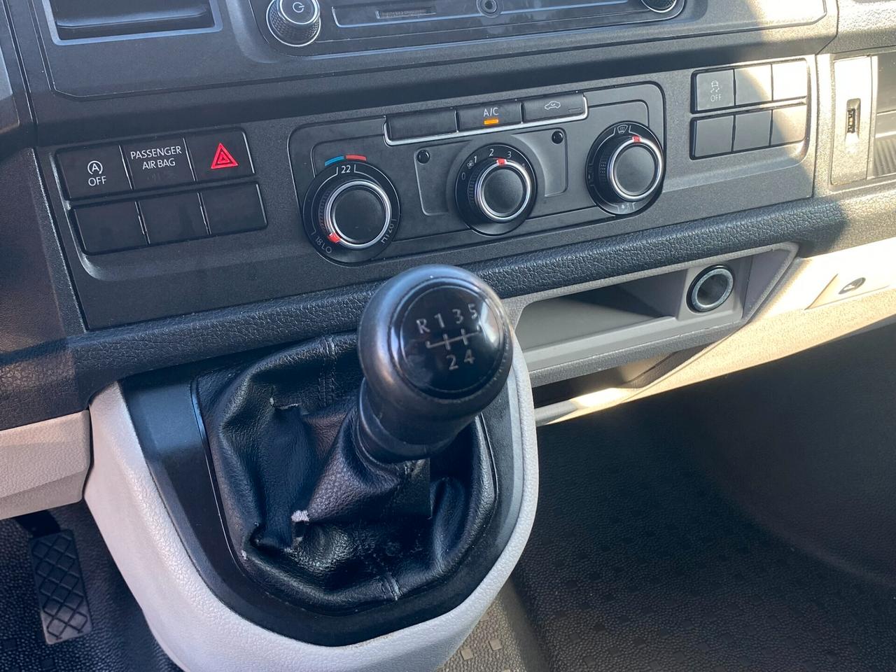 Volkswagen Transporter Business 2.0 TDI 102CV Autocarro 100% detraibile