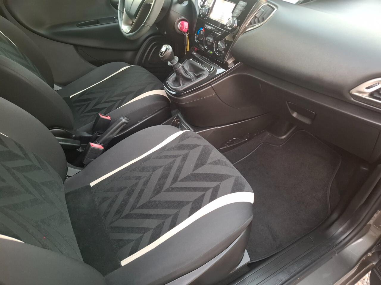 Lancia Ypsilon 1.2 69 CV 5 porte Silver