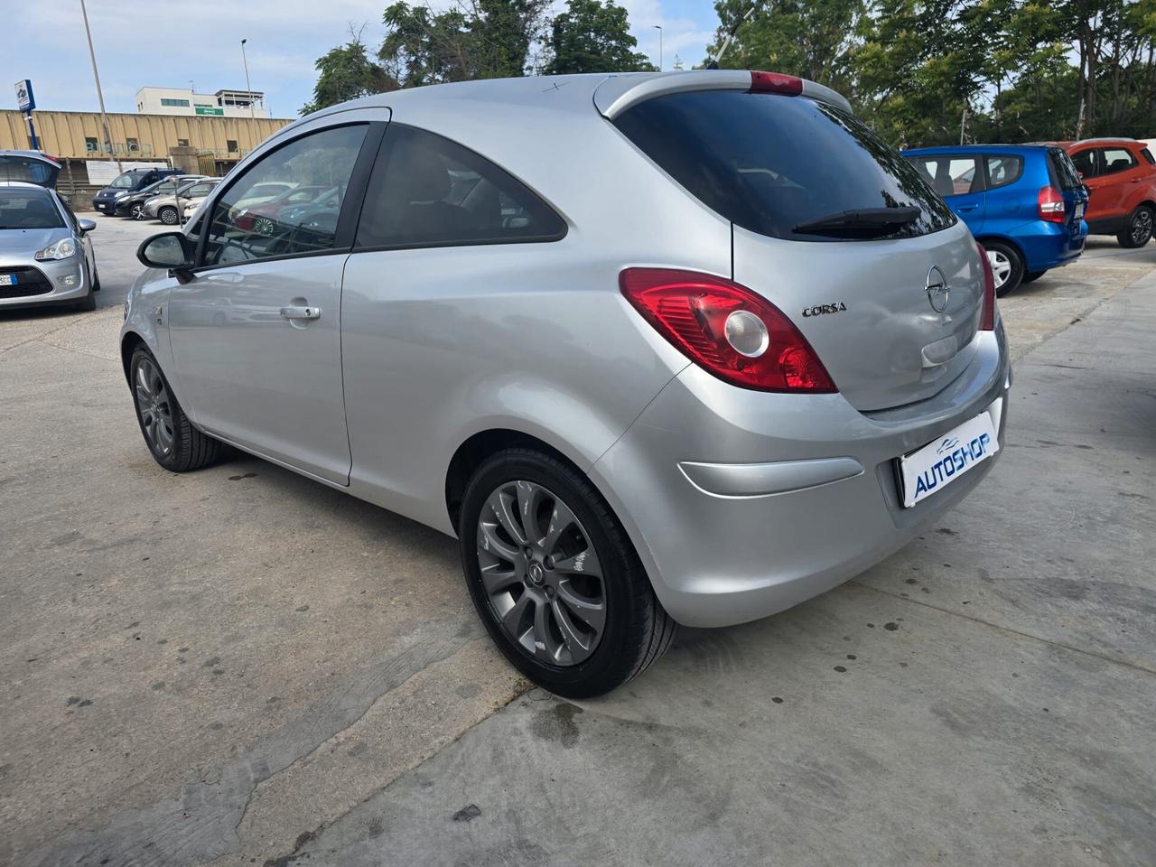 Opel Corsa 1.2 3 porte b-color