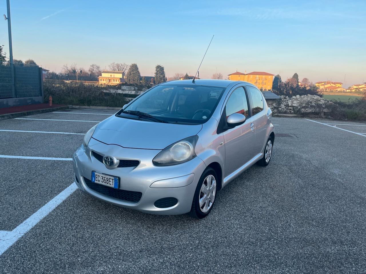 Toyota Aygo 1.0 12V VVT-i 5 porte Sol Connect Red Edition NEOPATENTATI