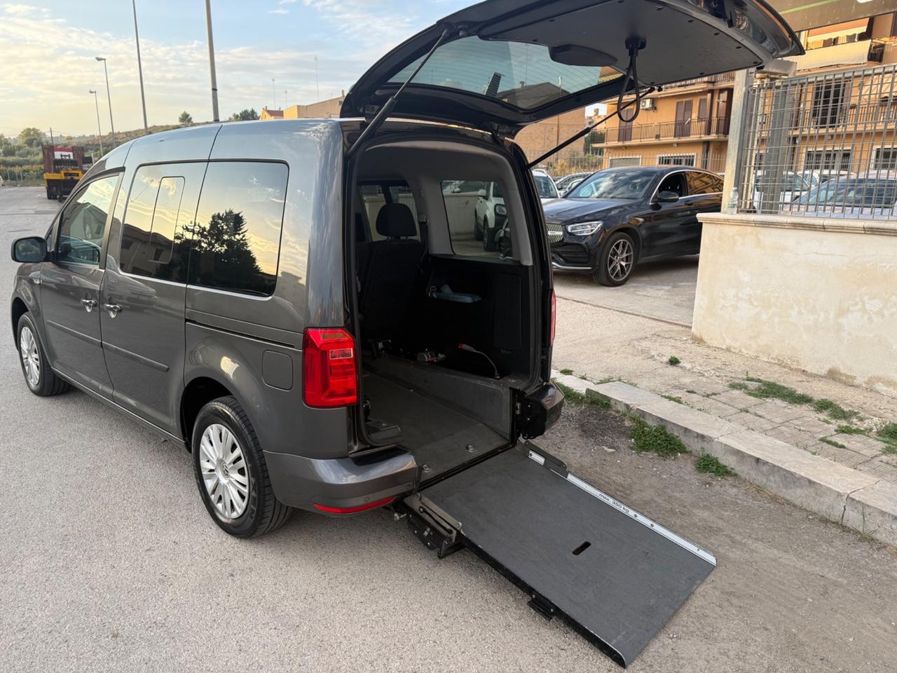 Volkswagen Caddy 2.0 TDI 102 CV DSG trasporto disabili 5+1