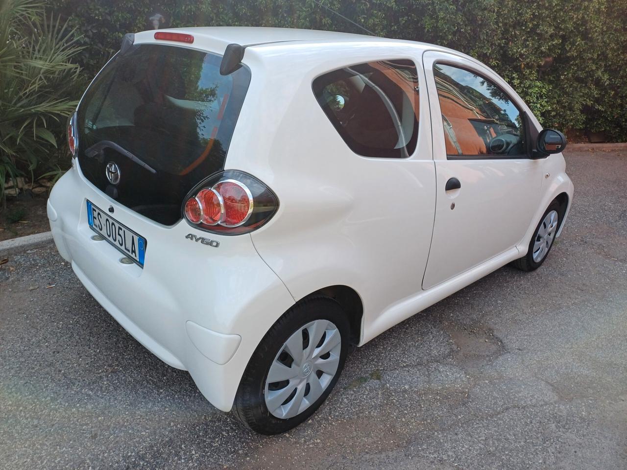 Toyota Aygo 3 porte motore 1.0 benzina euro 5 Active Connect NEOPATENTATI