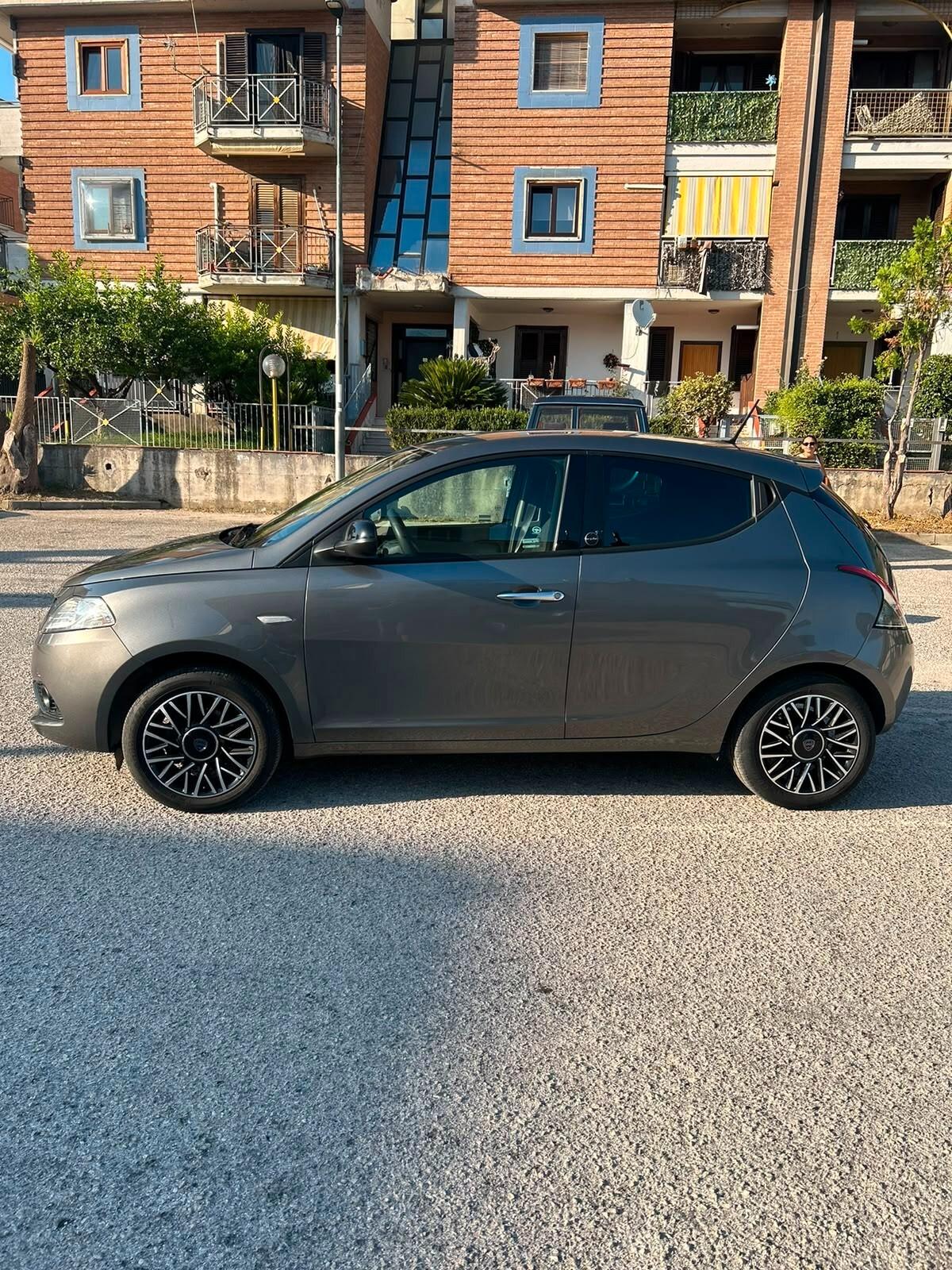 Lancia Ypsilon 1.0 FireFly 5 porte S&S Hybrid Ecochic Gold