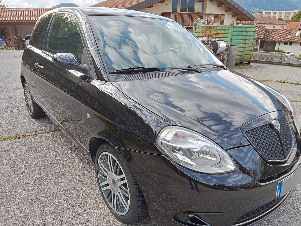 Lancia Ypsilon 1.4 16V Sport MomoDesign