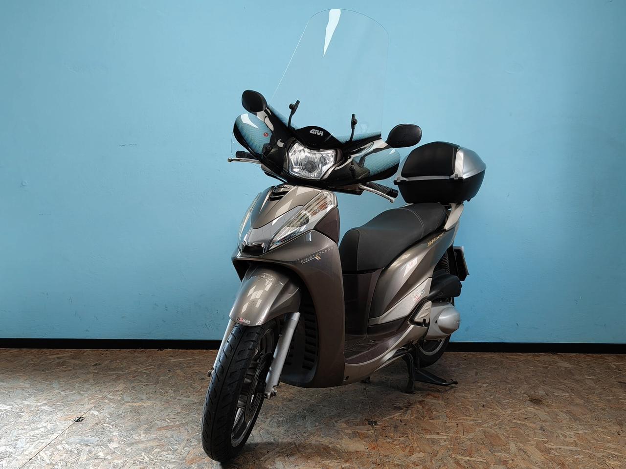 Honda SH 300 con parabrezza alto e bauletto