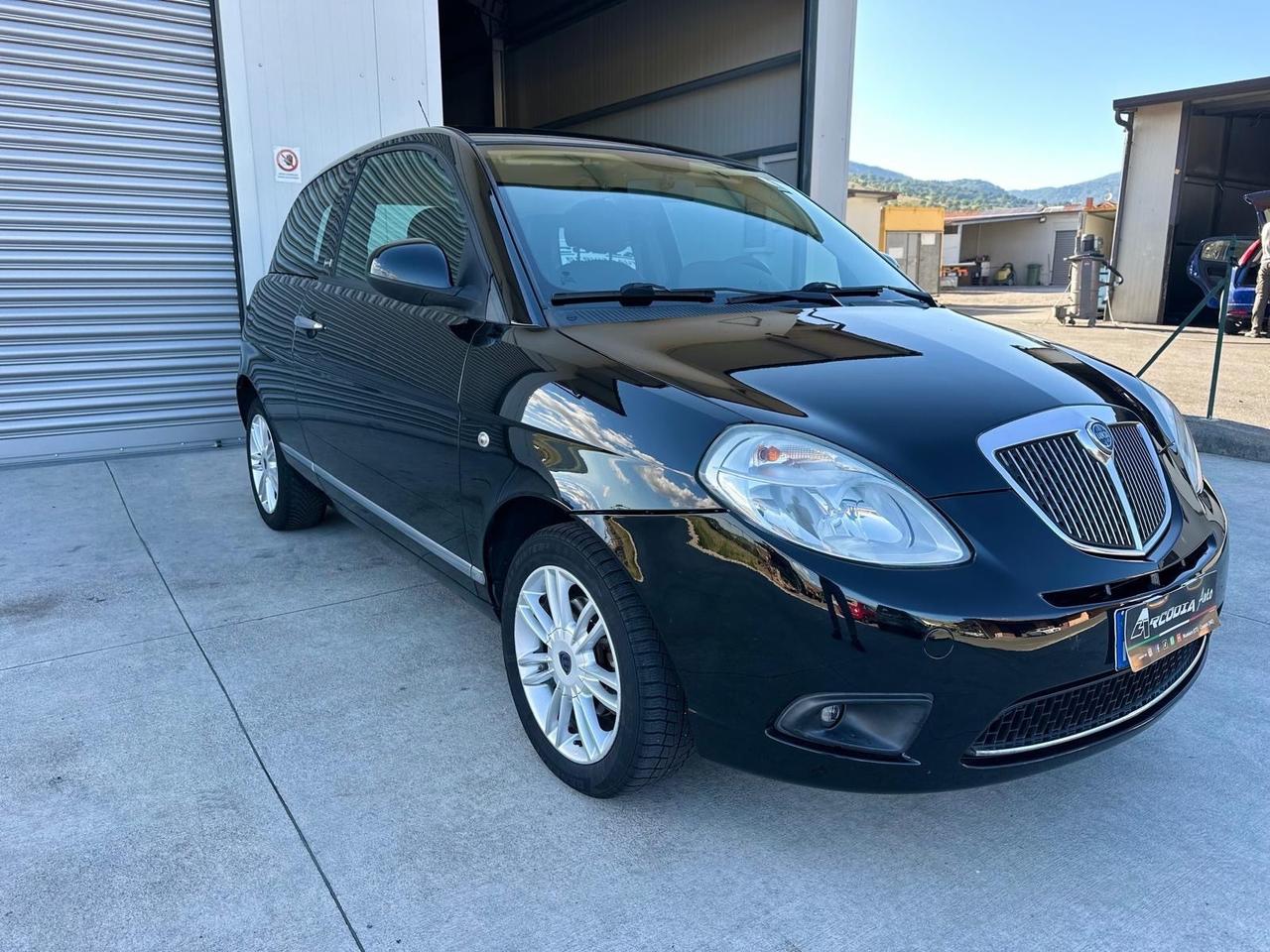 Lancia Ypsilon 1.3 MJT 75 CV Unyca