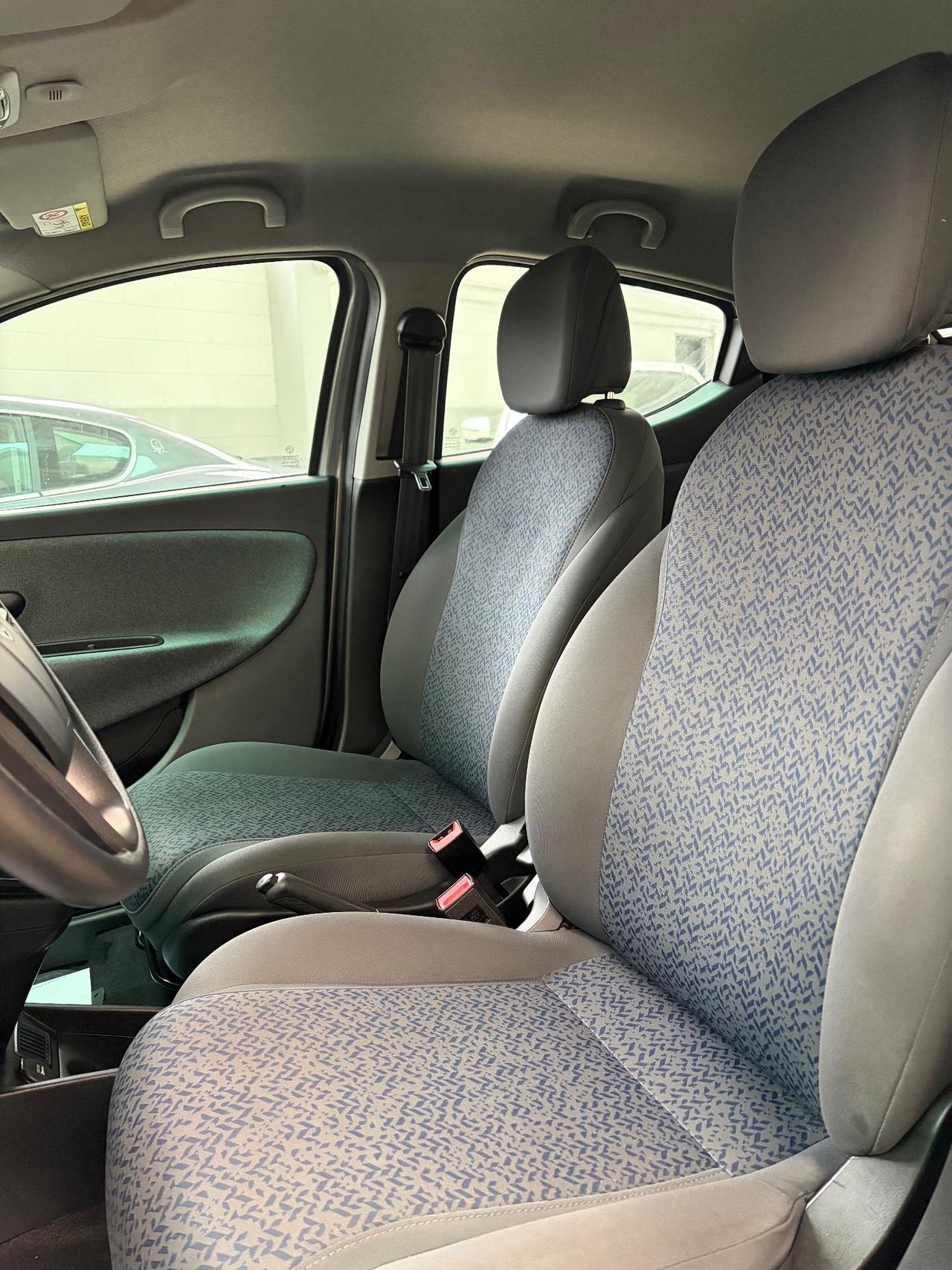 Lancia Ypsilon 1.0 Firefly hybrid silver