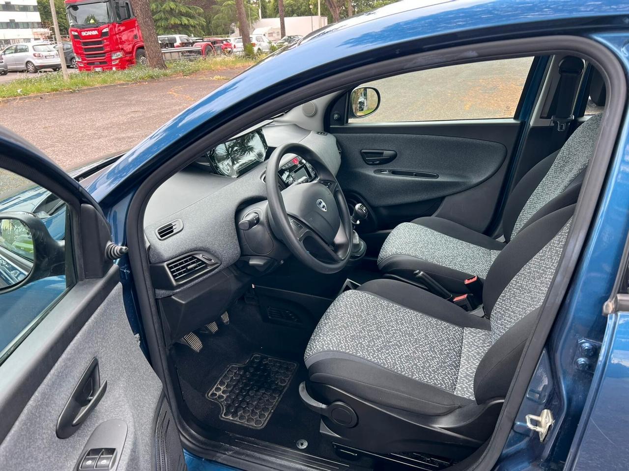 Lancia Ypsilon 1.0 FireFly 5 porte S&S Hybrid Ecochic Silver