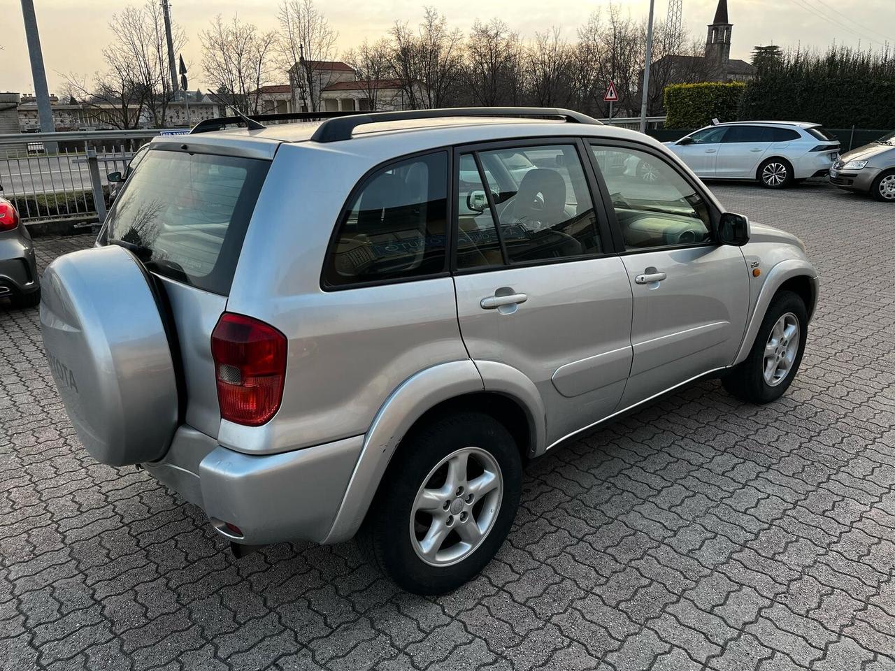 TOYOTA RAV 4 2.0 D-4D 5/P 4X4 SI A NEOPATENTATI