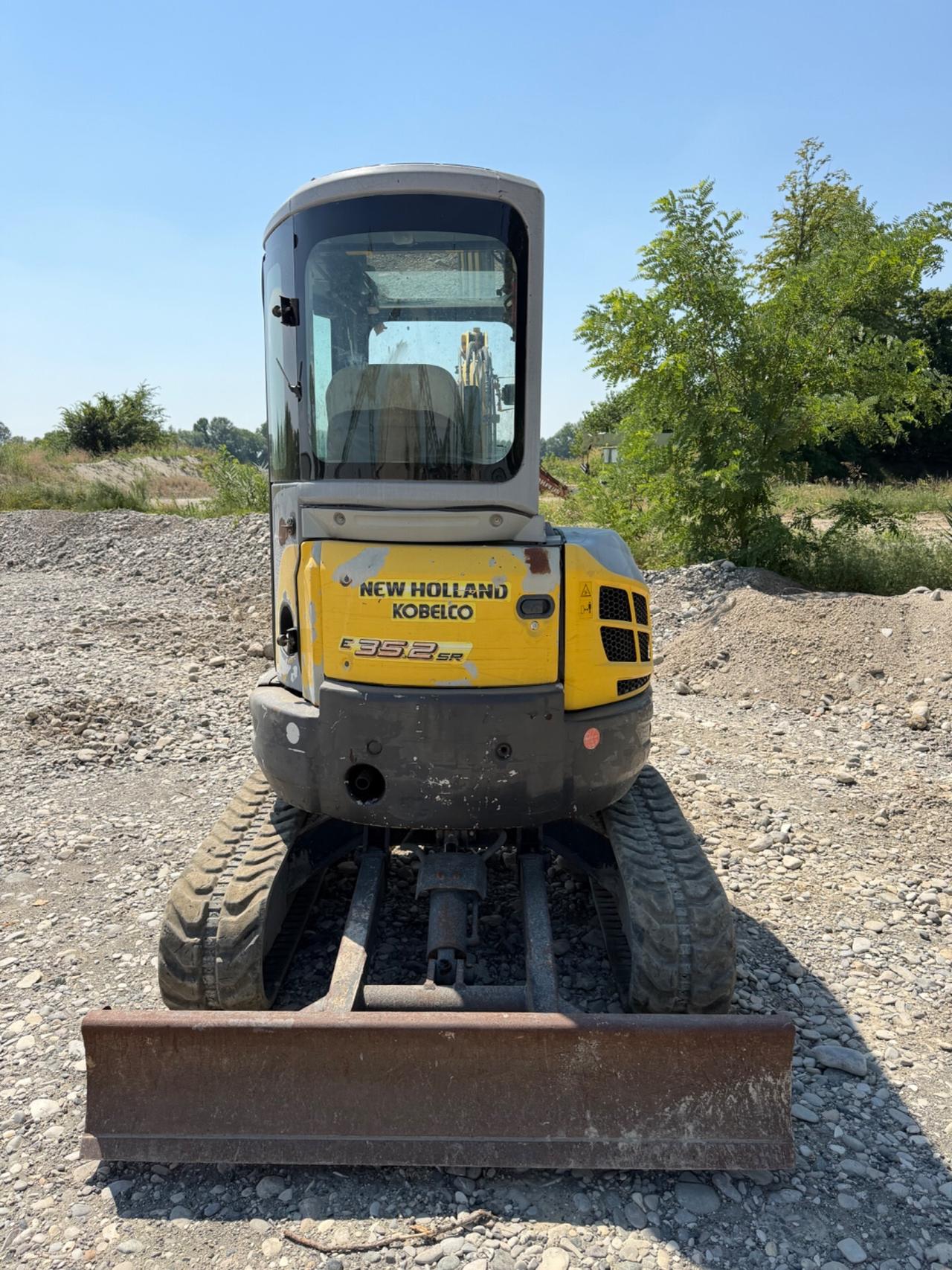 New Holland E 35.2
