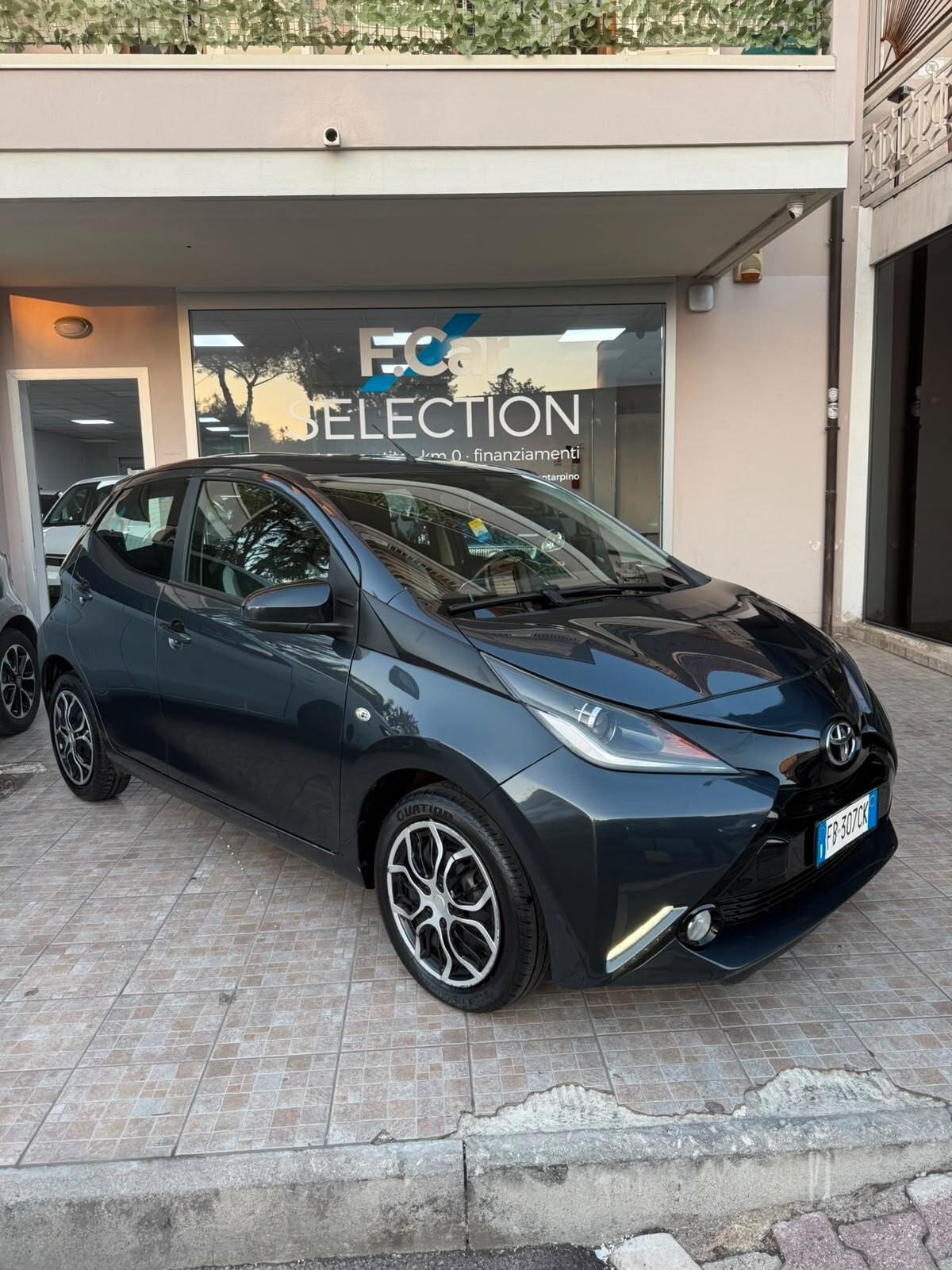 Toyota Aygo 1.0 VVT-i 69 CV 5 porte x-play NEOPATENTATI
