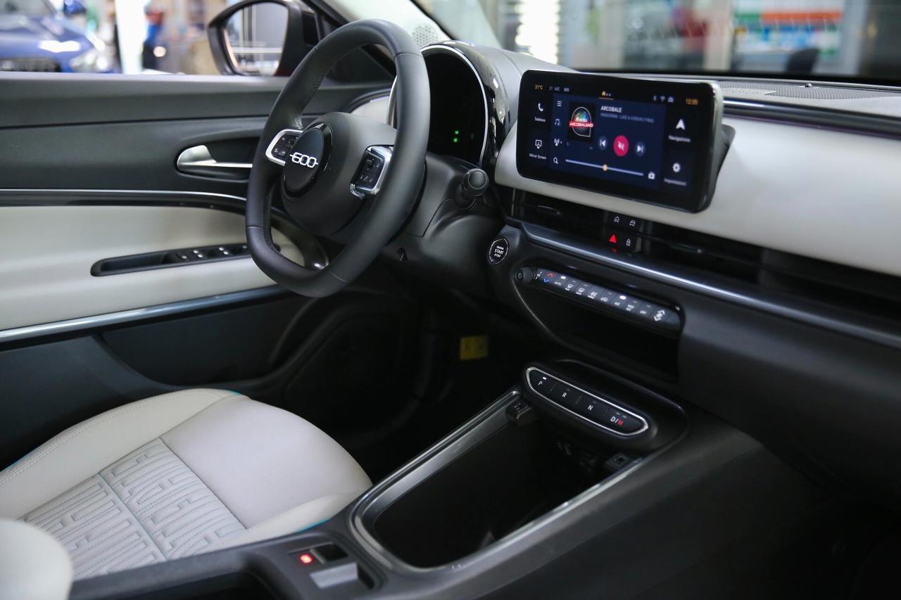 Fiat 600 Hybrid 110 cv DCT mhev La Prima