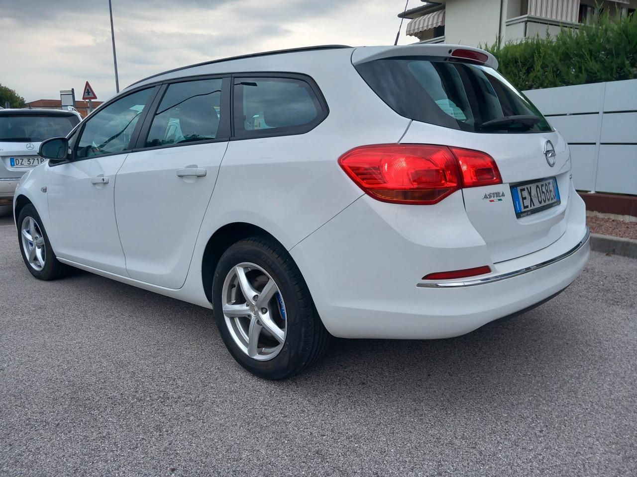 Opel Astra 1.6 Cdti sw 110 cv Business tua a € 185 mese