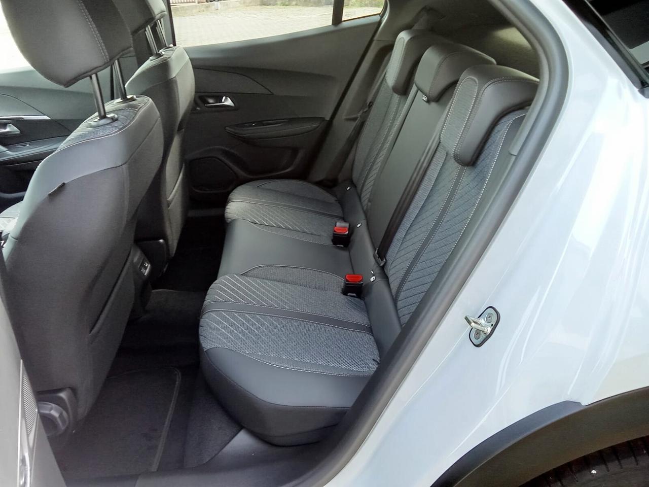 Peugeot 2008 Hybrid 145 e-DCS6 Allure