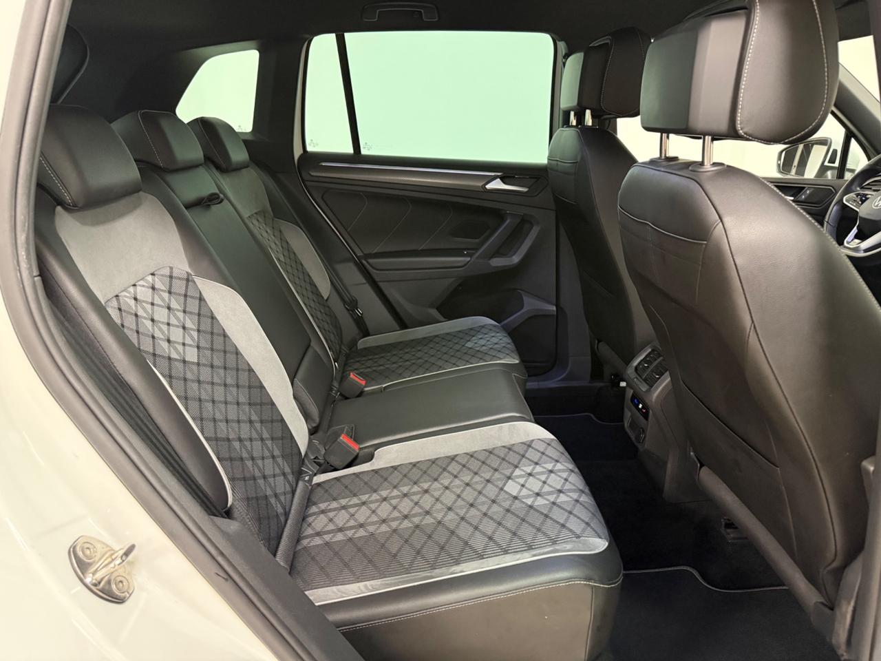 Volkswagen Tiguan 2.0 TDI 150 CV DSG R-Line retro camera, luci ambiente