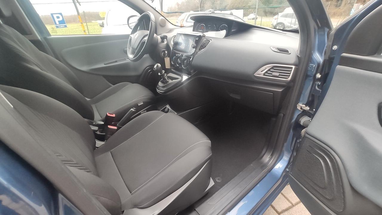 Lancia Ypsilon 1.0 FireFly 5 porte S&S Hybrid Ecochic Gold