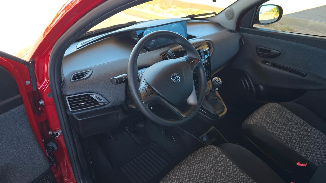 Lancia Ypsilon 1.0 FireFly 5 porte S&S Hybrid Ecochic Silver