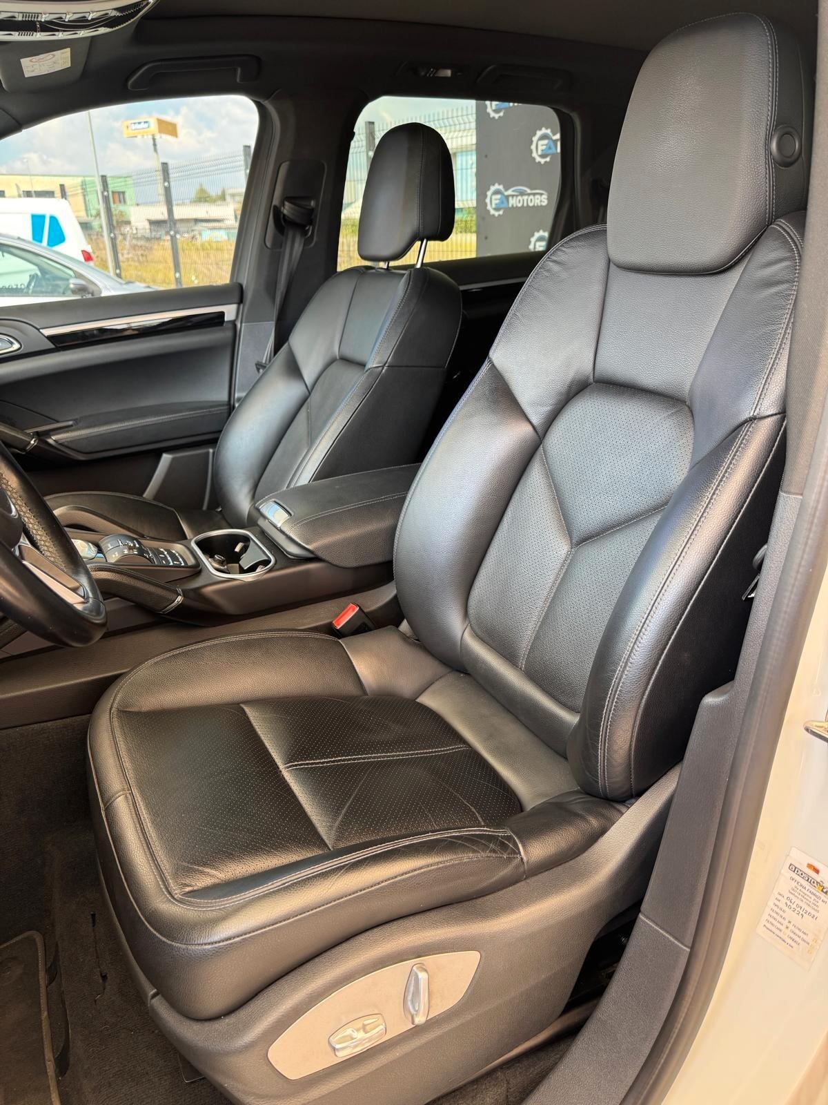 Porsche Cayenne 3.0 Diesel v6 - full optional!!!