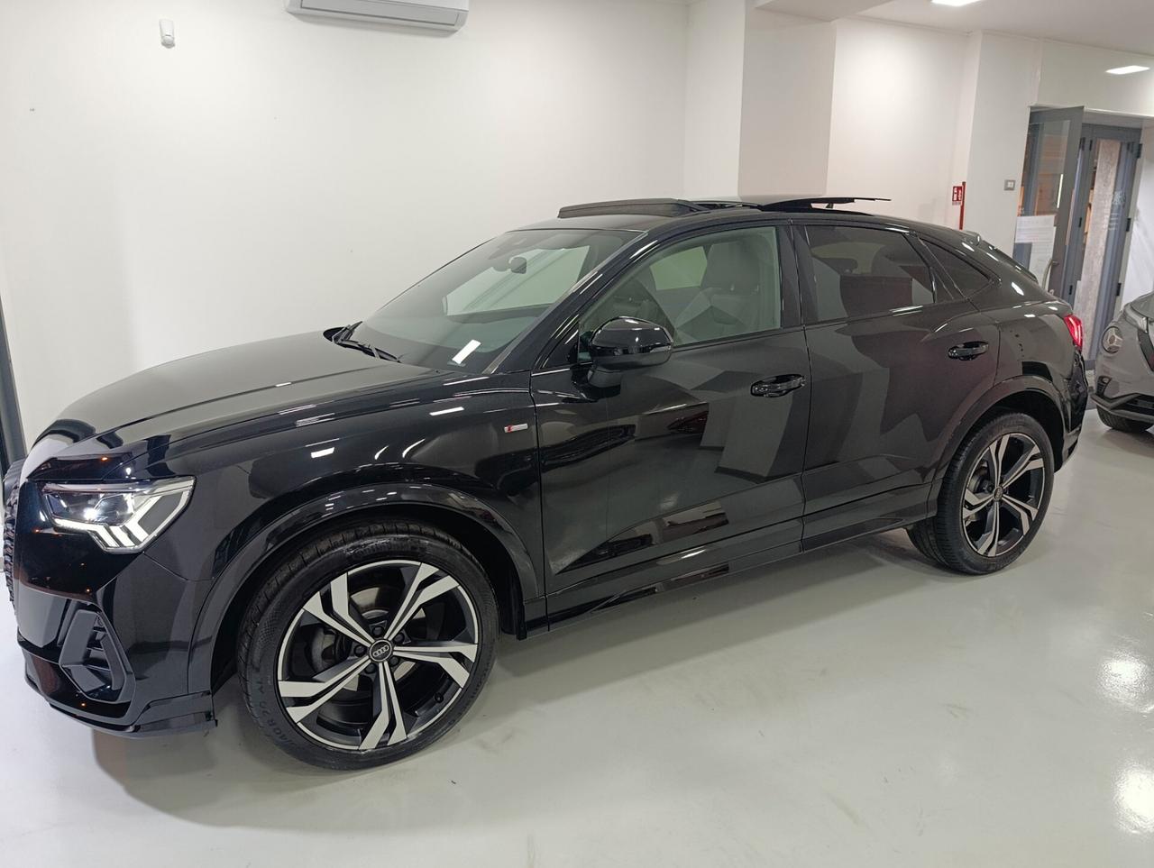 Audi Q3 35 TDI S tronic Identity Black