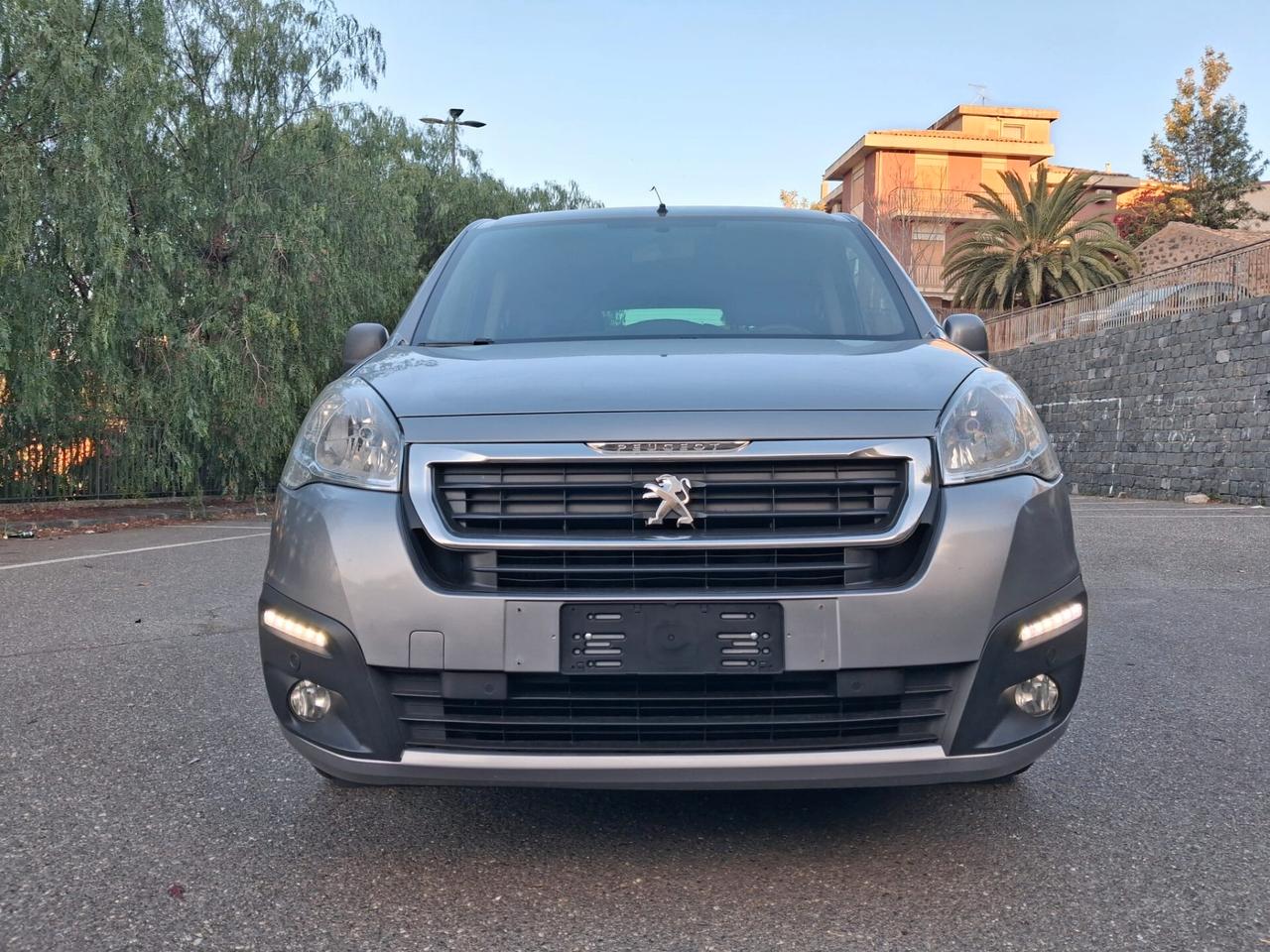 Peugeot Partner Pianale ribassato con rampa disabili in carrozzina