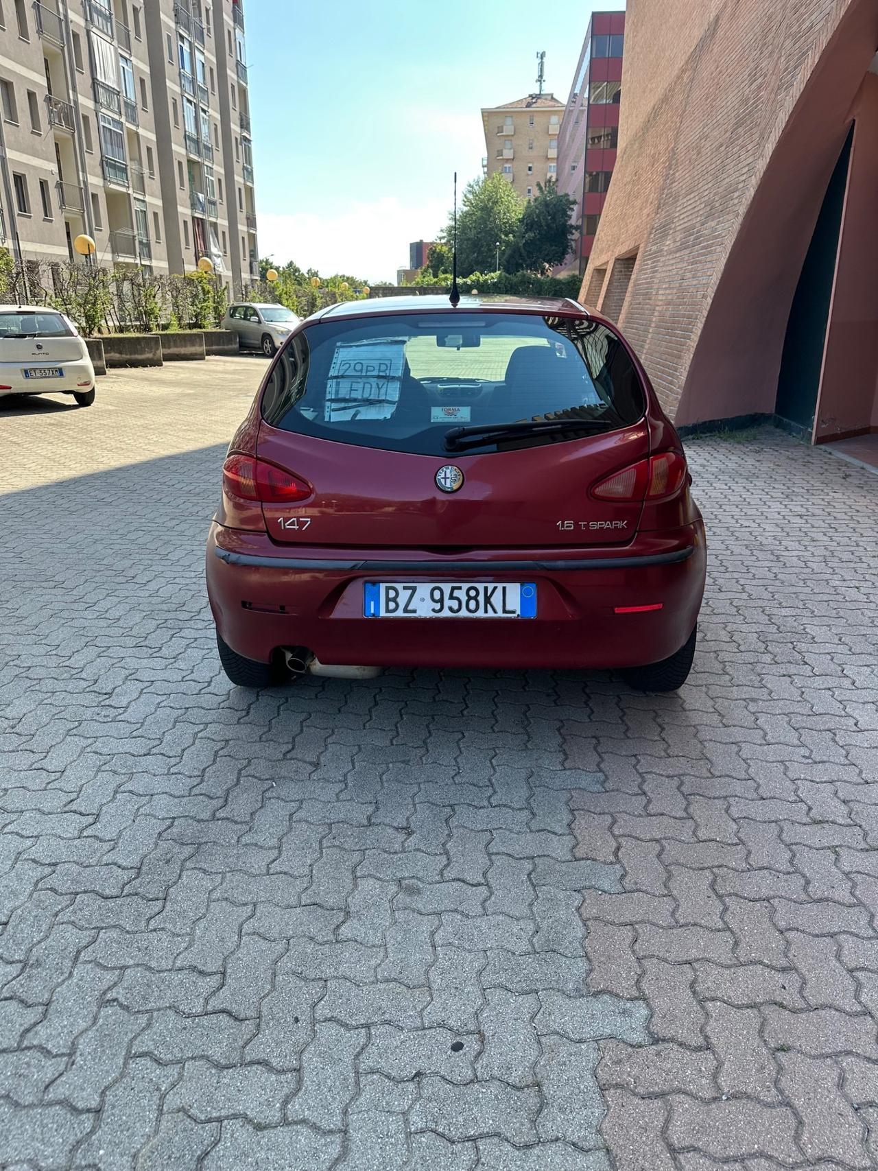 Alfa Romeo 147 1.6i 16V Twin Spark cat 5p. Distinctive