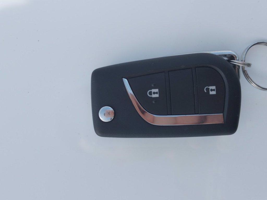 TOYOTA Yaris cross 1.5h active fwd 115cv e-cvt del 2025