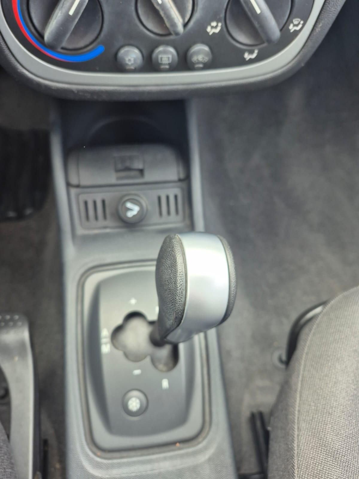 Opel Corsa 1.2i Twinport CAMBIO AUTOMATICO