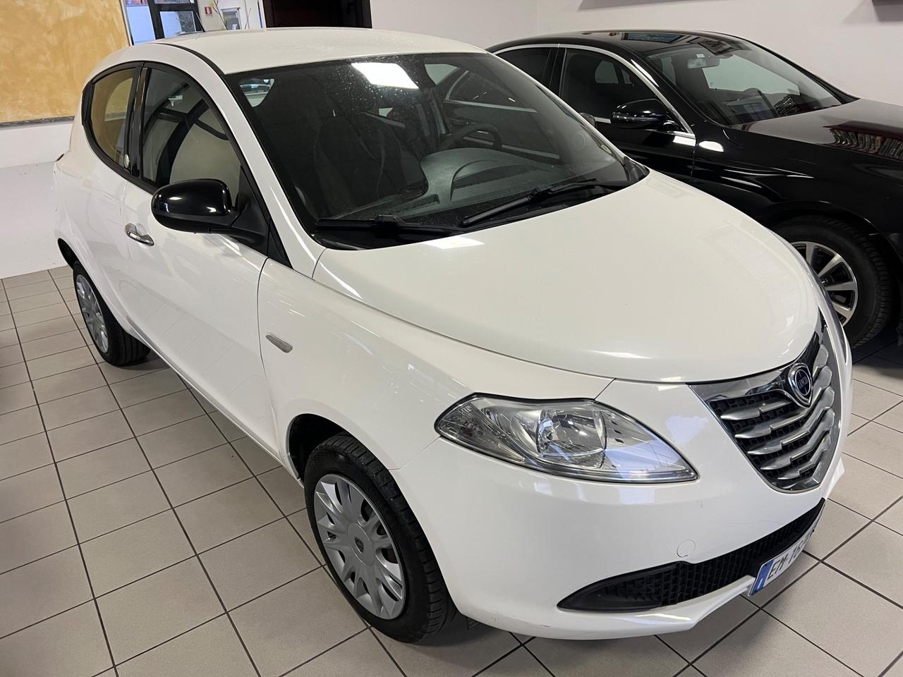 Lancia Ypsilon 0.9 TwinAir 85 CV 5 porte Metano Ecochic Silver