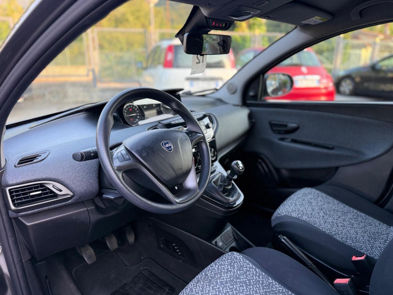 Lancia Ypsilon 1.0 FireFly S&S Hybrid Ecochic Silver
