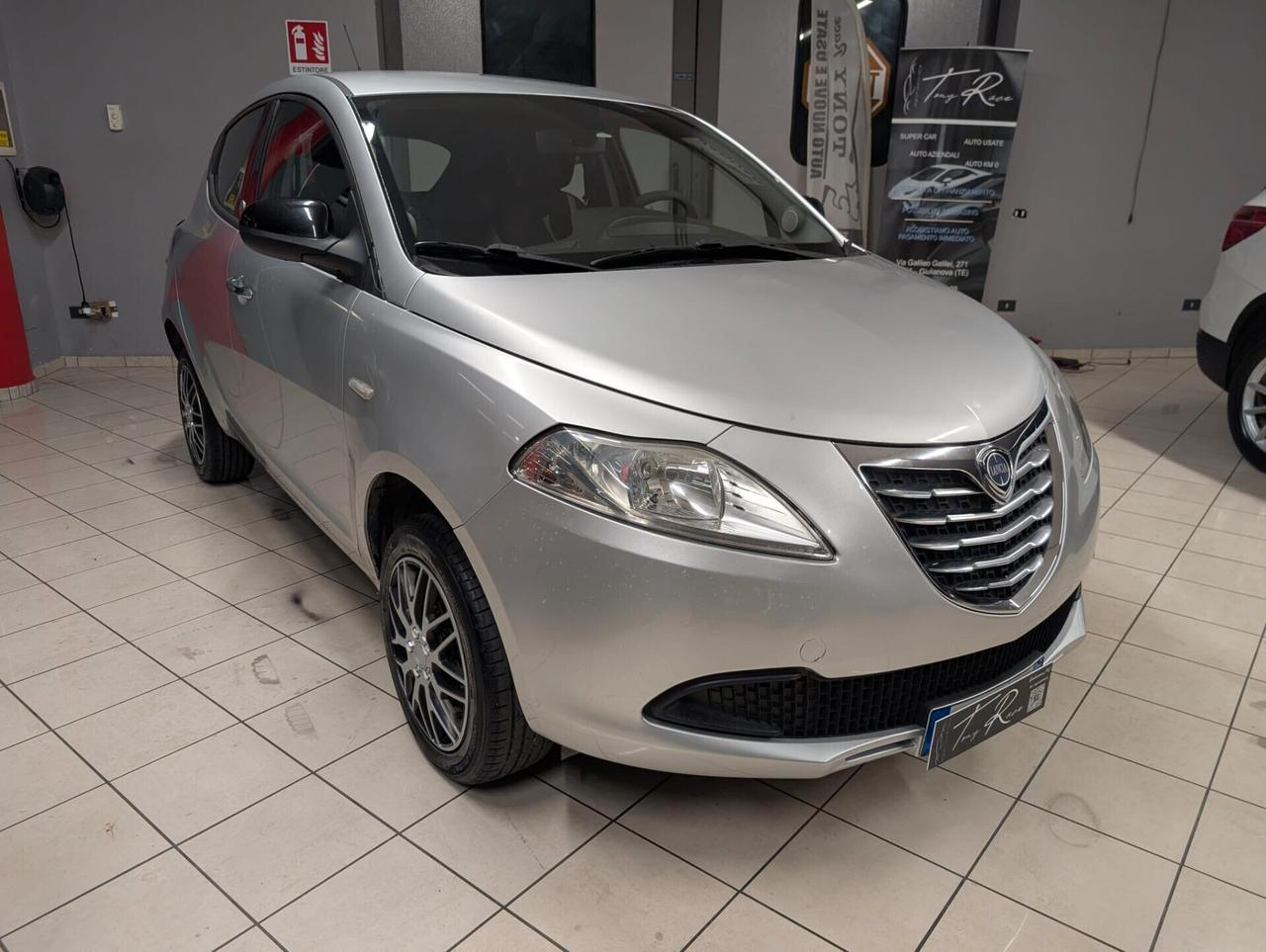 Lancia Ypsilon 0.9 TwinAir 85 CV 5 porte Metano Ecochic Silver