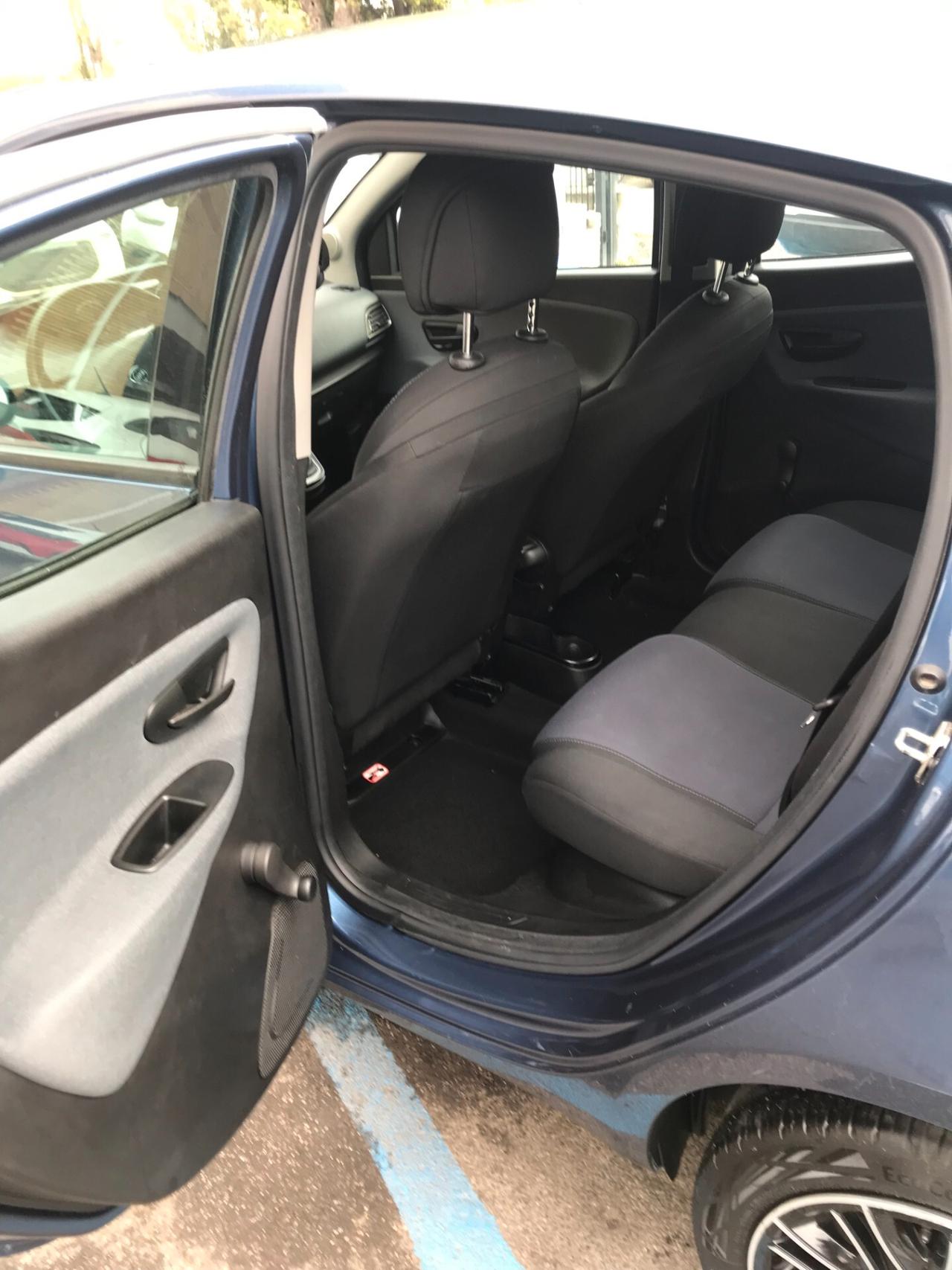 Lancia Ypsilon 1.0 FireFly 5 porte S&S Hybrid Ecochic Silver